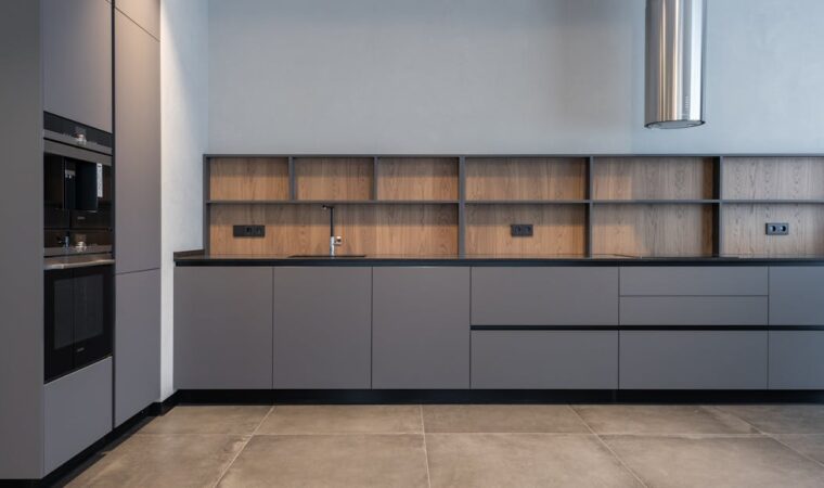 Ukryte akumulatory ciepła w meblach – domowe PCM, które chłodzą latem i grzeją zimą