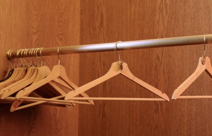 Szafa klimatyczna 3w1: gliniane panele + wkłady PCM + filtr węglowy dla stabilnego mikroklimatu i świeżych ubrań