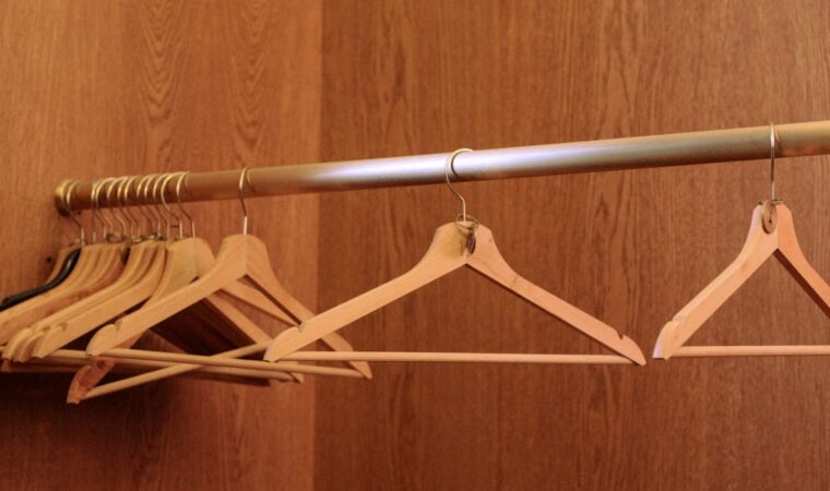 Szafa klimatyczna 3w1: gliniane panele + wkłady PCM + filtr węglowy dla stabilnego mikroklimatu i świeżych ubrań