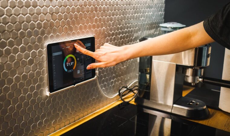 Ściany i meble, które magazynują chłód i ciepło – PCM w aranżacji wnętrz 2026