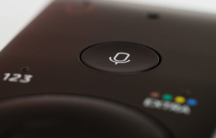 Meble dotykowe z PoE – ukryte sterowanie domem w blatach, wezgłowiach i konsolach