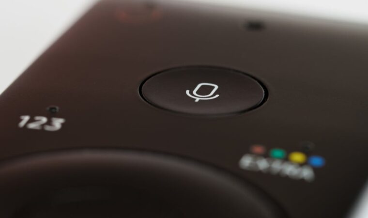 Meble dotykowe z PoE – ukryte sterowanie domem w blatach, wezgłowiach i konsolach