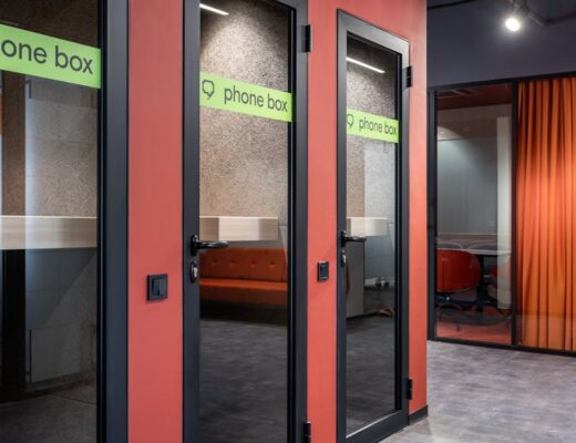 Domowa budka akustyczna DIY – mikrokabina do pracy zdalnej w salonie bez remontu