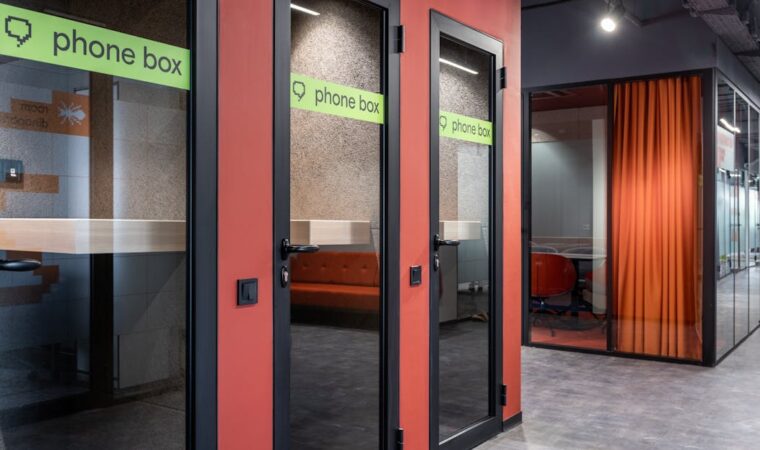 Domowa budka akustyczna DIY – mikrokabina do pracy zdalnej w salonie bez remontu