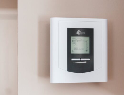 Ściany termoaktywne w mieszkaniu: gliniany tynk z PCM i maty kapilarne – chłodzenie latem, ciepło zimą bez przeciągów