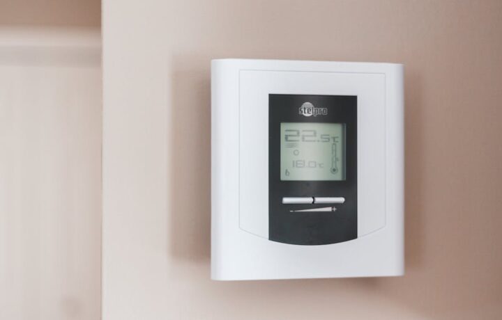 Ściany termoaktywne w mieszkaniu: gliniany tynk z PCM i maty kapilarne – chłodzenie latem, ciepło zimą bez przeciągów