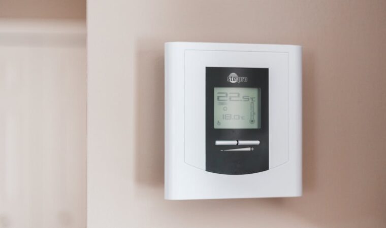 Ściany termoaktywne w mieszkaniu: gliniany tynk z PCM i maty kapilarne – chłodzenie latem, ciepło zimą bez przeciągów