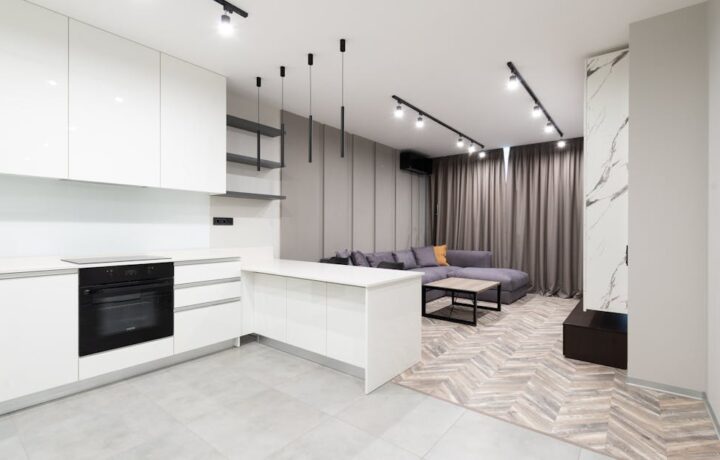 24 V szyna DC ukryta w meblach – magnetyczne moduły światła, czujników i ładowania bez kabli