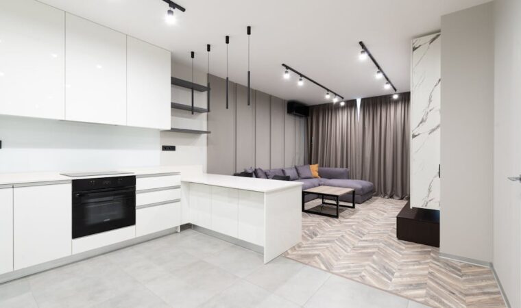 24 V szyna DC ukryta w meblach – magnetyczne moduły światła, czujników i ładowania bez kabli